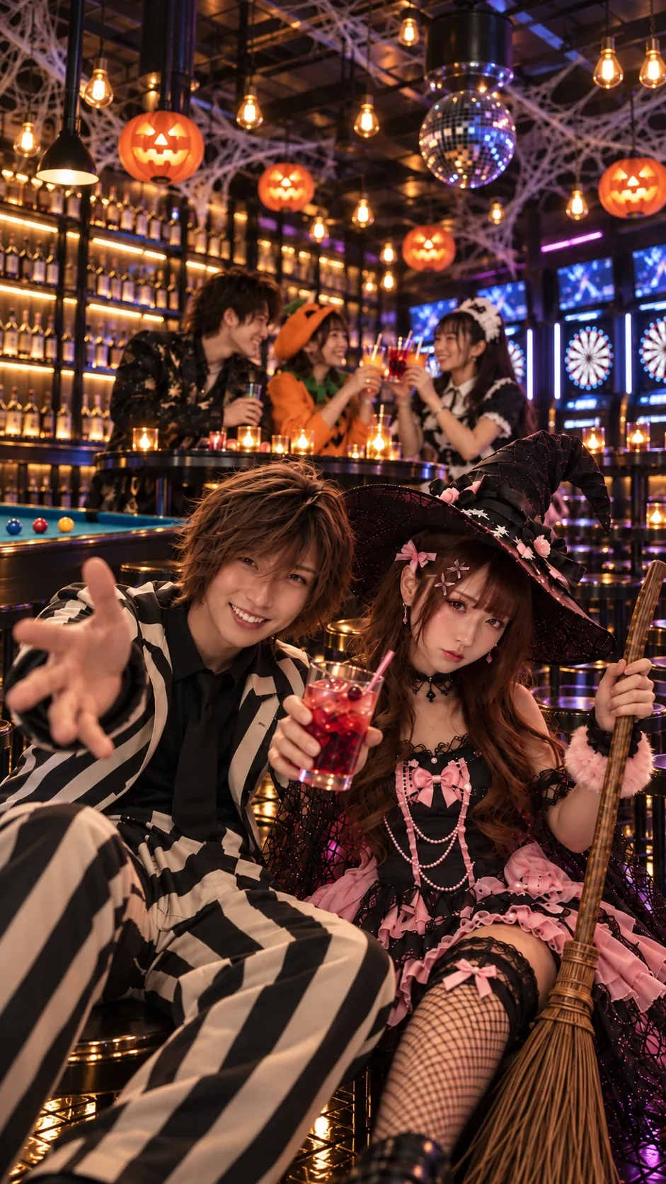 ASOBIBAR HALLOWEEN 仮装した人たちが店内で乾杯しているイメージ